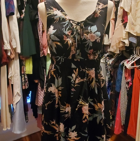 TAYLOR & SAGE DRESS- SIZE MEDIUM - Picture 2 of 8